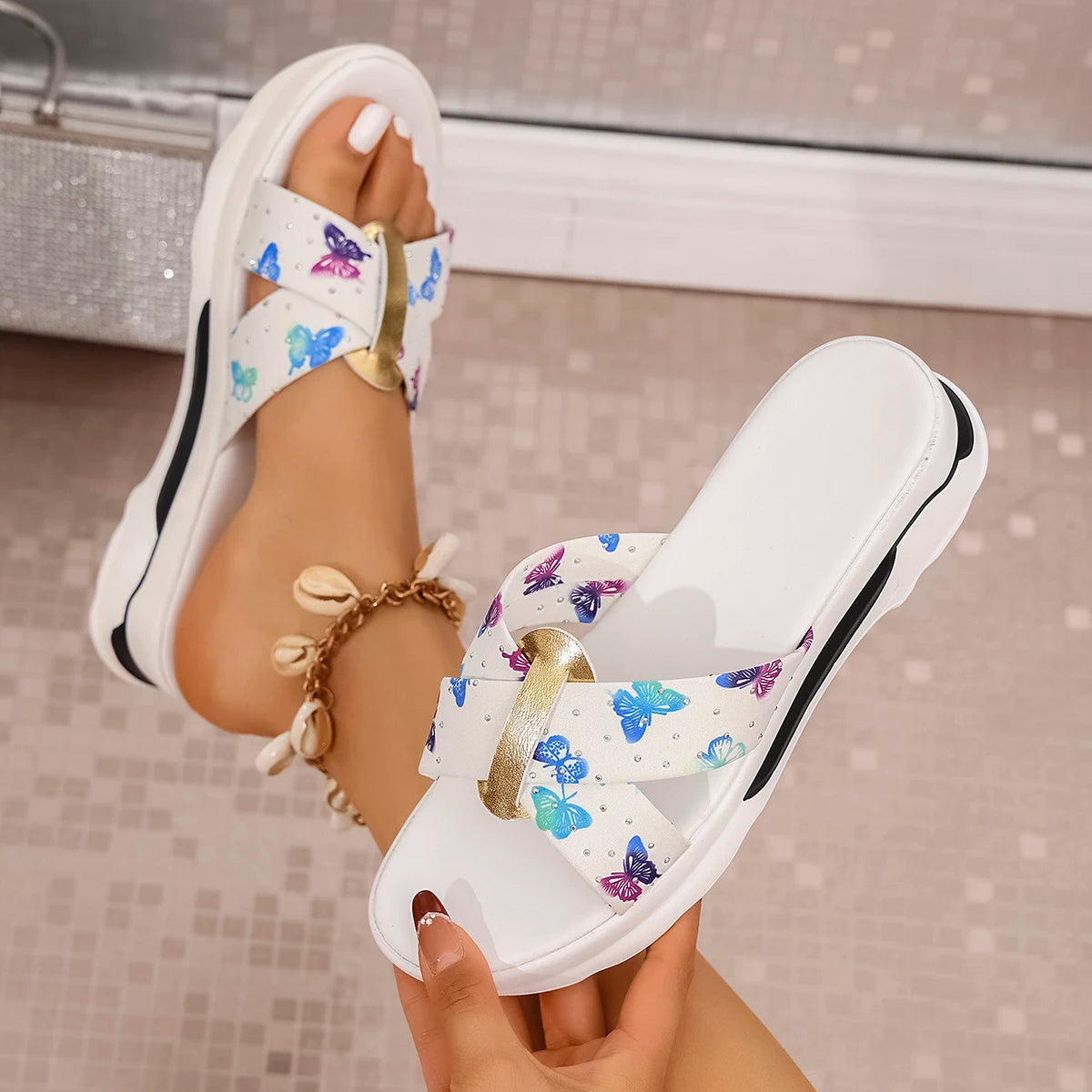 Summer Beach Flat Sandals Women PU 2025 Fashion Comfortable Slippers Summer Lazy Outdoor Sexy Anklet Golden Wedge Sandals Ladie